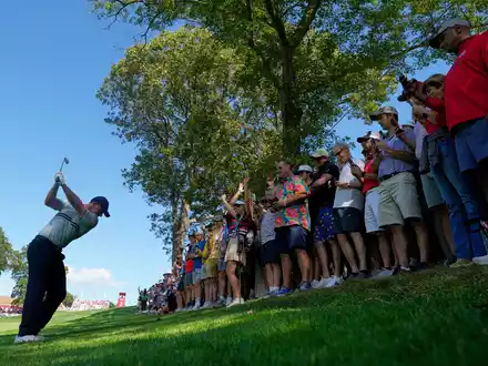 Bryson DeChambeau kam nach einem Fünf-Punkte-Rückstand noch zurück und holte ein Unentschieden. - Foto: Robert Bukaty/AP/dpa