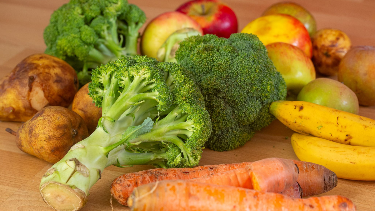 Noch immer landen in Deutschland viele Lebensmittel im Hausmüll, auch wenn sie zum Teil noch zu essen wären. (Symbolbild) - Foto: Fernando Gutierrez-Juarez/dpa