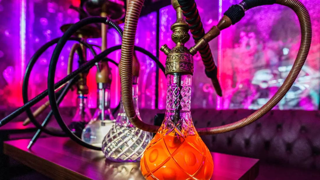 Shishas schmecken nach Apfel, Kirsche, Zimt, Minze oder zahlreichen anderen Aromen. (Archivbild) - Bild: Andreas Arnold/dpa