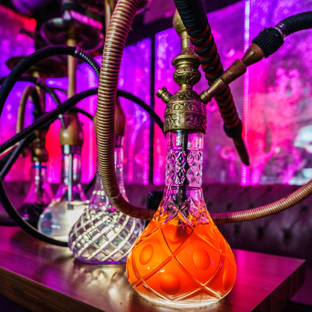 Shishas schmecken nach Apfel, Kirsche, Zimt, Minze oder zahlreichen anderen Aromen. (Archivbild) - Foto: Andreas Arnold/dpa