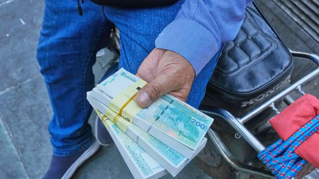 In den vergangenen zehn Jahren hat der Rial 97 Prozent seines Wertes gegenüber dem Euro eingebüßt. (Archivbild) - Bild: Vahid Salemi/AP/dpa
