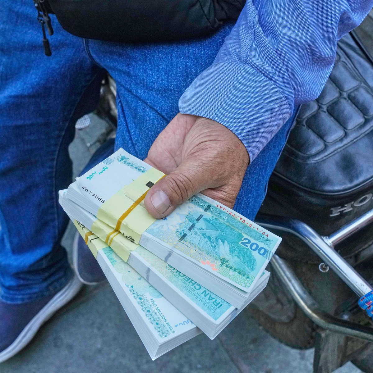 In den vergangenen zehn Jahren hat der Rial 97 Prozent seines Wertes gegenüber dem Euro eingebüßt. (Archivbild) - Foto: Vahid Salemi/AP/dpa