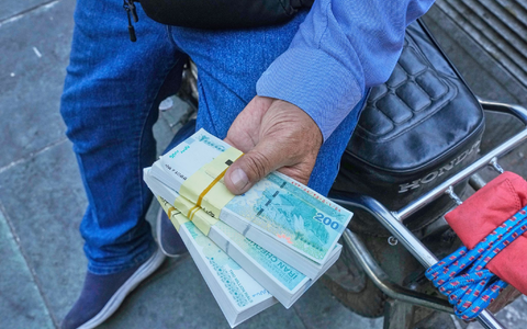 In den vergangenen zehn Jahren hat der Rial 97 Prozent seines Wertes gegenüber dem Euro eingebüßt. (Archivbild) - Foto: Vahid Salemi/AP/dpa