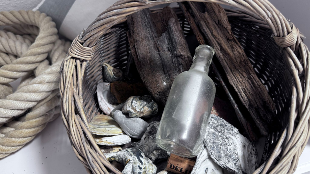 Sieben Jahre lag eine auf Sylt gefundene Flaschenpost bei ihren Findern, ohne entziffert worden zu sein. - Foto: Malte C. Bayer/-/dpa