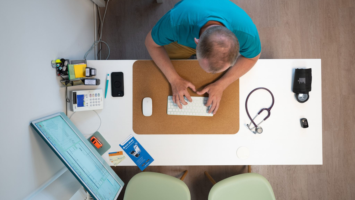 Nicht alle Praxen haben sie, nur ganz wenige Patientinnen und Patienten nutzen sie bisher: die elektronische Patientenakte. (Archivbild) - Foto: Sebastian Kahnert/dpa/dpa-tmn