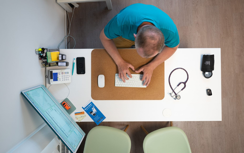 Nicht alle Praxen haben sie, nur ganz wenige Patientinnen und Patienten nutzen sie bisher: die elektronische Patientenakte. (Archivbild) - Foto: Sebastian Kahnert/dpa/dpa-tmn