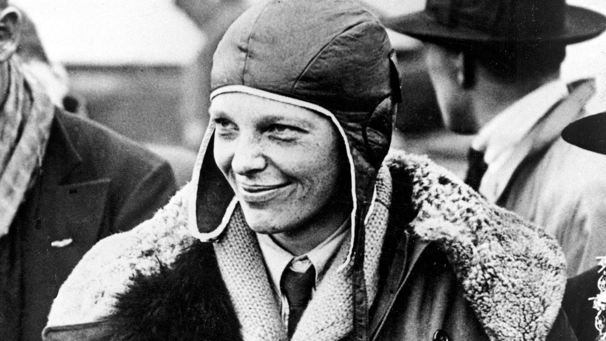 Die Pilotin Amelia Earhart hatte als erste Frau den Atlantik überflogen. (Archivbild von 1928) - Foto: Uncredited/AP/dpa