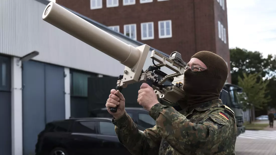 Zuletzt machten illegale Drohnenüberflüge etwa in Skandinavien häufiger Schlagzeilen - der Bund will nun die Rechtslage verschärfen. (Symbolbild) - Bild: Marcus Golejewski/dpa