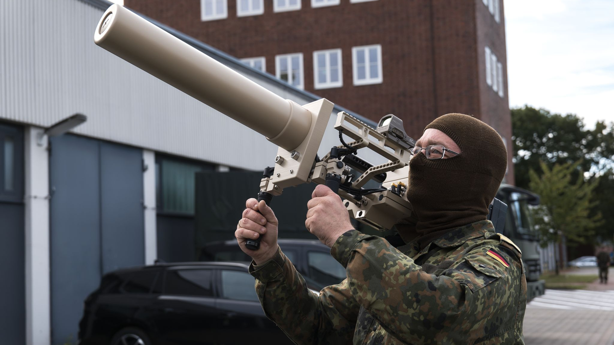 Zuletzt machten illegale Drohnenüberflüge etwa in Skandinavien häufiger Schlagzeilen - der Bund will nun die Rechtslage verschärfen. (Symbolbild) - Foto: Marcus Golejewski/dpa