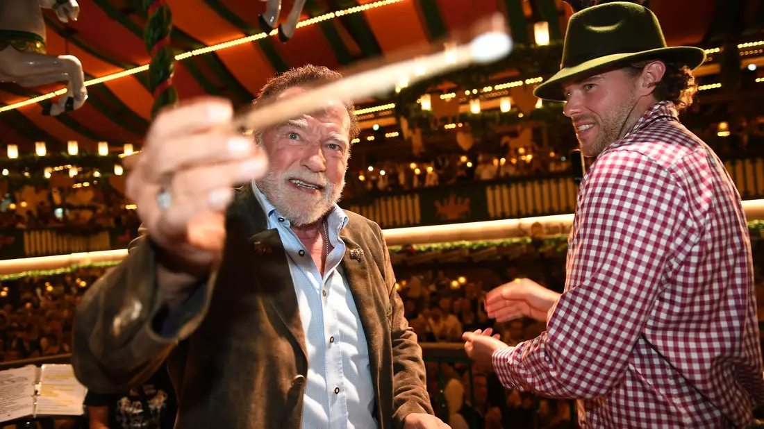 Begleitet wurde Schwarzenegger von seiner Lebensgefährtin Heather. - Bild: Felix Hörhager/dpa