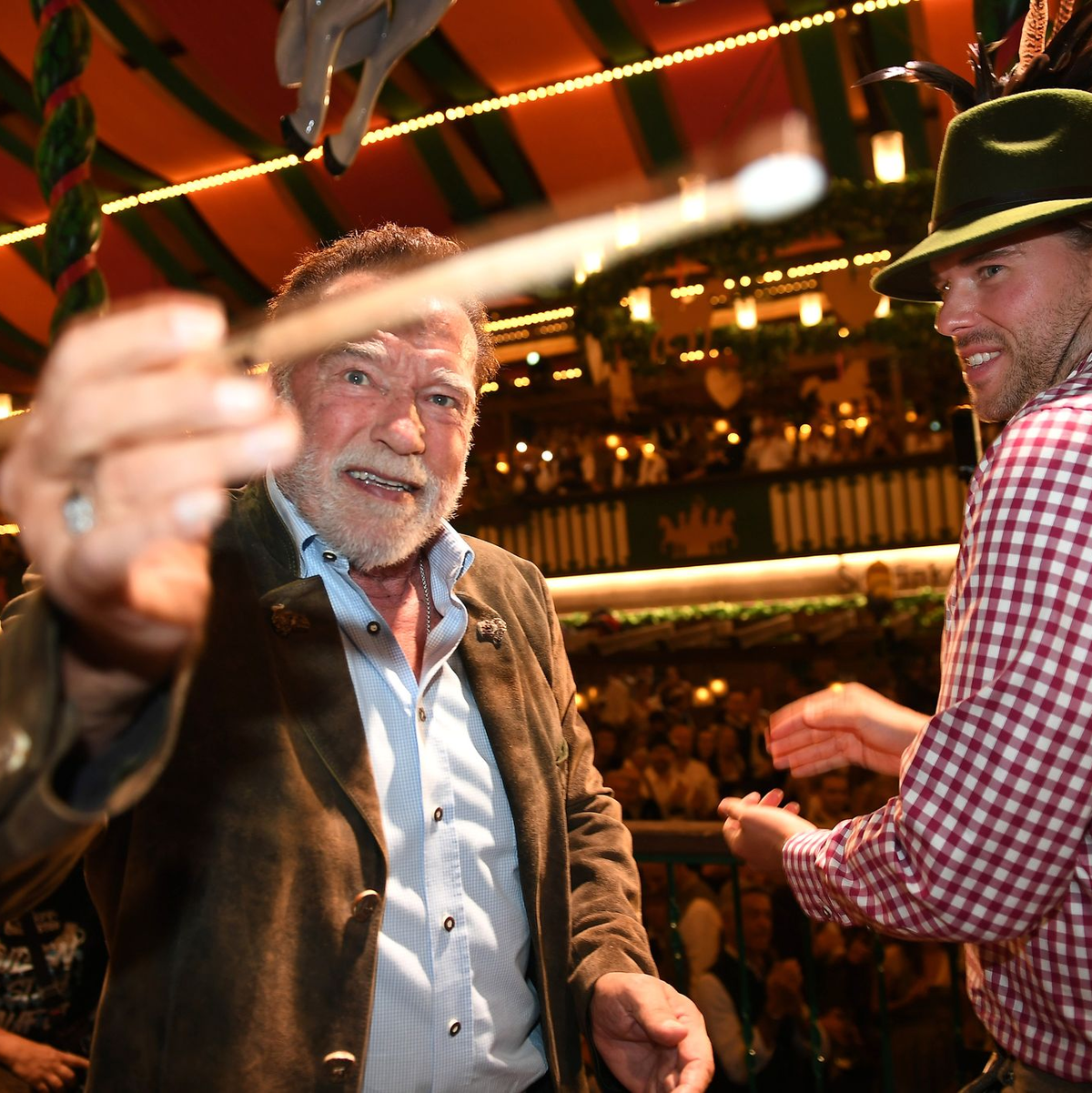 Begleitet wurde Schwarzenegger von seiner Lebensgefährtin Heather. - Foto: Felix Hörhager/dpa