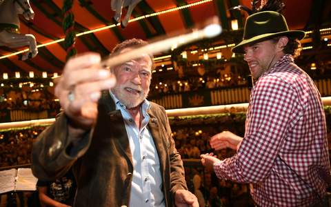 Begleitet wurde Schwarzenegger von seiner Lebensgefährtin Heather. - Foto: Felix Hörhager/dpa