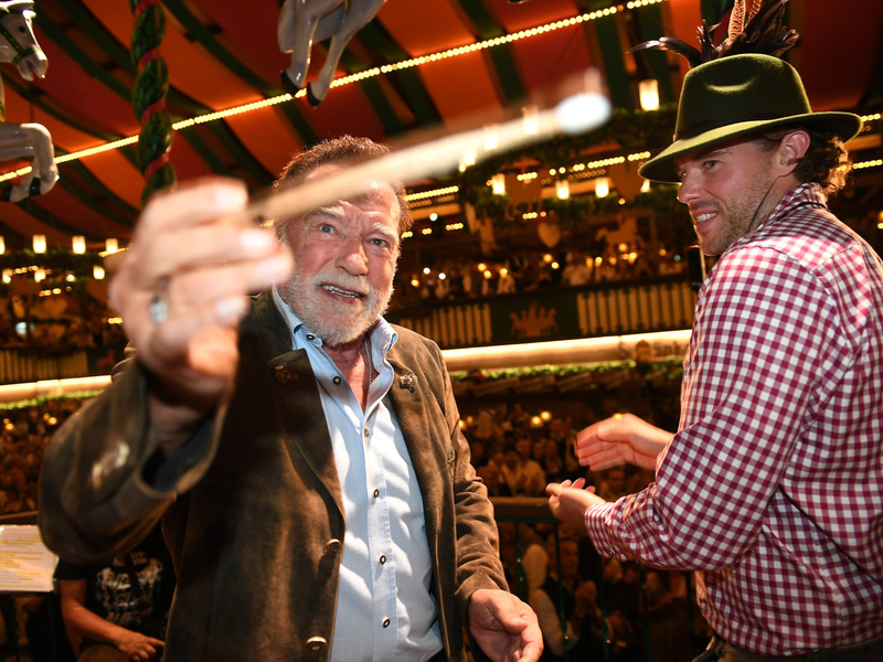 Begleitet wurde Schwarzenegger von seiner Lebensgefährtin Heather. - Foto: Felix Hörhager/dpa