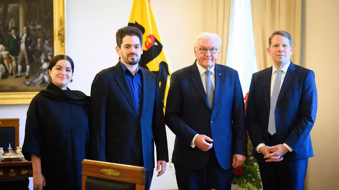 Erst eine Aus-, dann eine Einladung: Intendant Wiegand zusammen mit dem designierten Chefdirigenten Shani bei Bundespräsident Steinmeier. (Archivbild) - Bild: Bernd von Jutrczenka/dpa