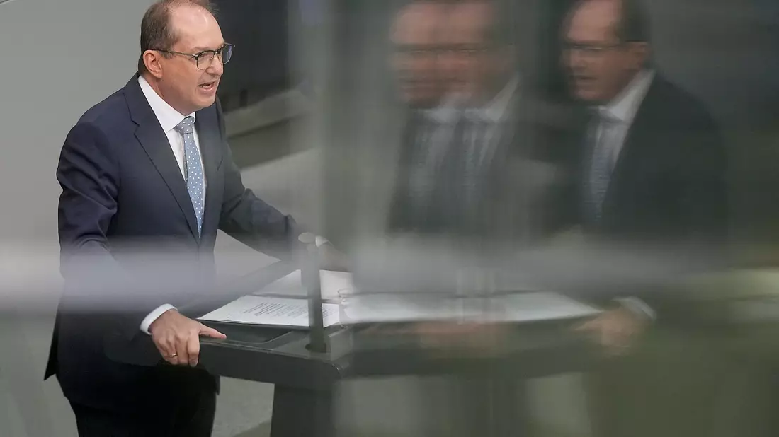 Zum Schutz gegen illegale Drohnenüberflüge plant Innenminister Alexander Dobrindt (CSU) eine Gesetzesreform. (Archivbild) - Bild: Michael Kappeler/dpa