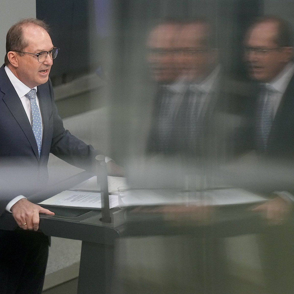 Zum Schutz gegen illegale Drohnenüberflüge plant Innenminister Alexander Dobrindt (CSU) eine Gesetzesreform. (Archivbild) - Foto: Michael Kappeler/dpa