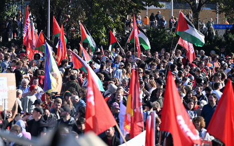 Tausende haben sich in Berlin für eine Demonstration gegen den Gazakrieg versammelt. - Foto: Annette Riedl/dpa