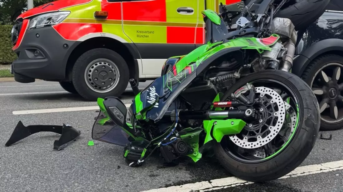 FW-M: Motorrad kollidiert mit Pkw (Moosach) - Bild: presseportal.de