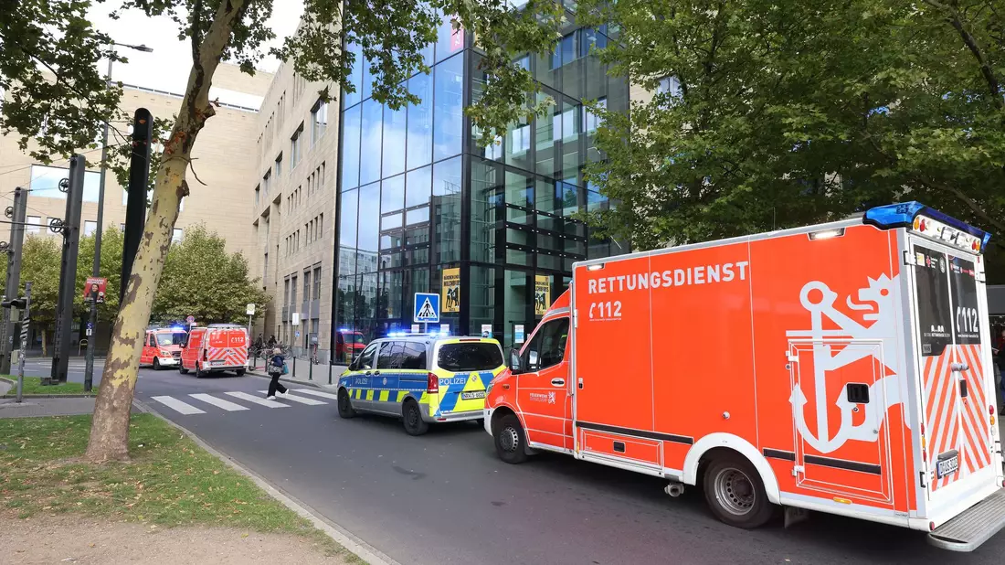 Rettungskräfte brachten den 17-Jährigen lebensgefährlich verletzt ins Krankenhaus. - Bild: David Young/dpa