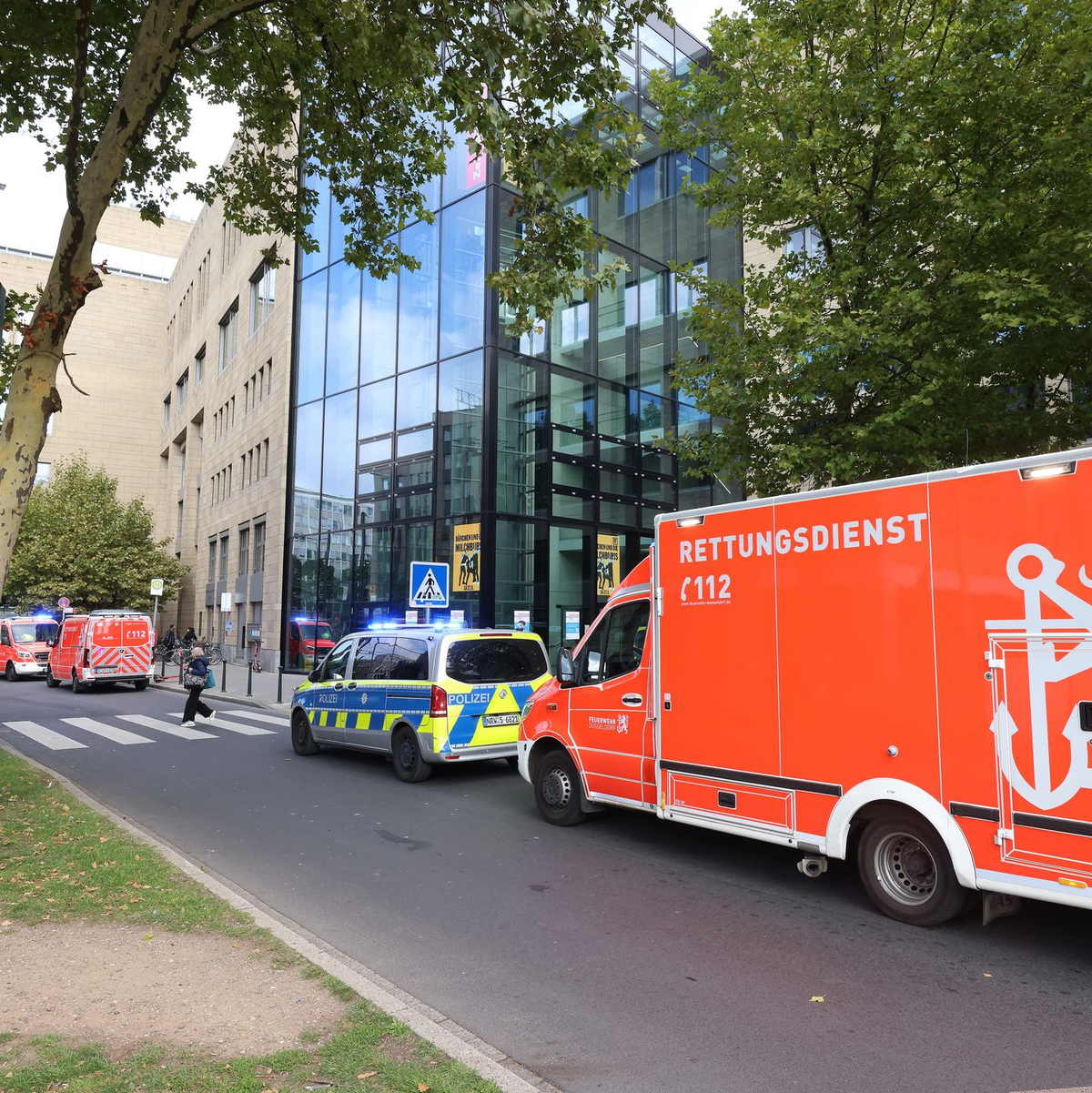 Rettungskräfte brachten den 17-Jährigen lebensgefährlich verletzt ins Krankenhaus. - Foto: David Young/dpa