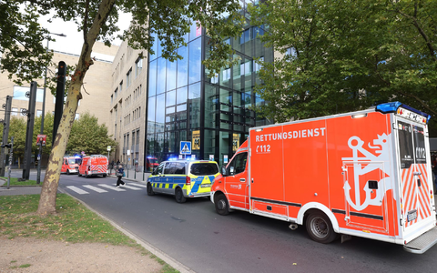 Rettungskräfte brachten den 17-Jährigen lebensgefährlich verletzt ins Krankenhaus. - Foto: David Young/dpa