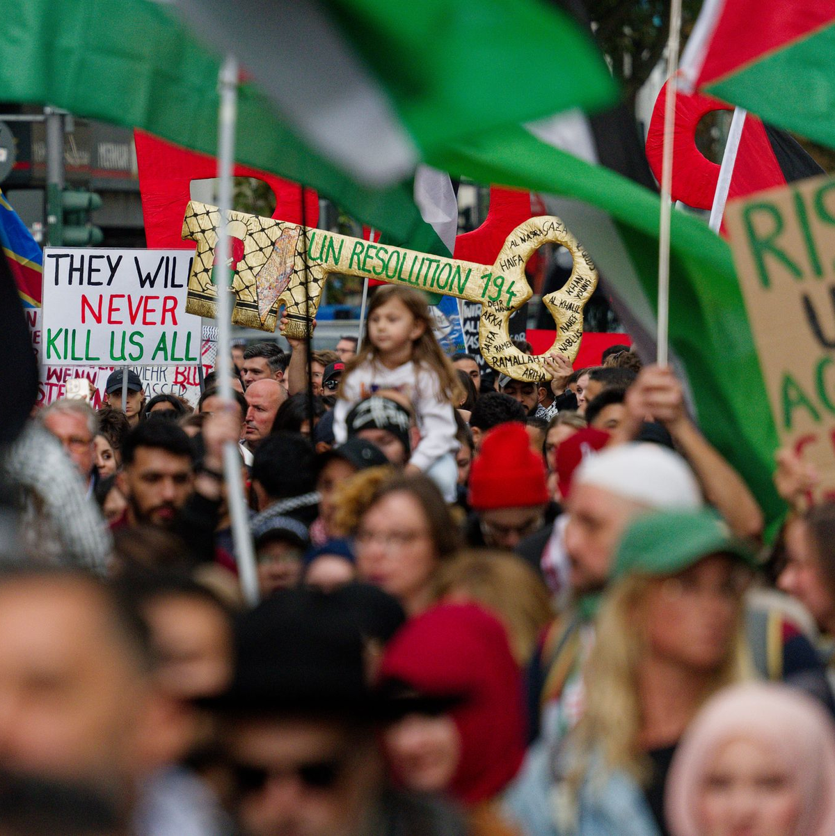Sehr viele Transparente erhoben den Vorwurf des «Völkermords», den Israel strikt zurückweist. - Foto: Henning Kaiser/dpa