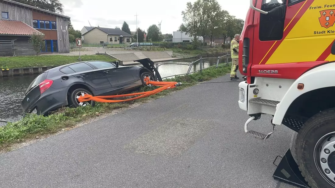 FW-KLE: Verkehrsunfall auf der Johanna-Sebus-Straße - Auto von Böschung geborgen - Bild: presseportal.de