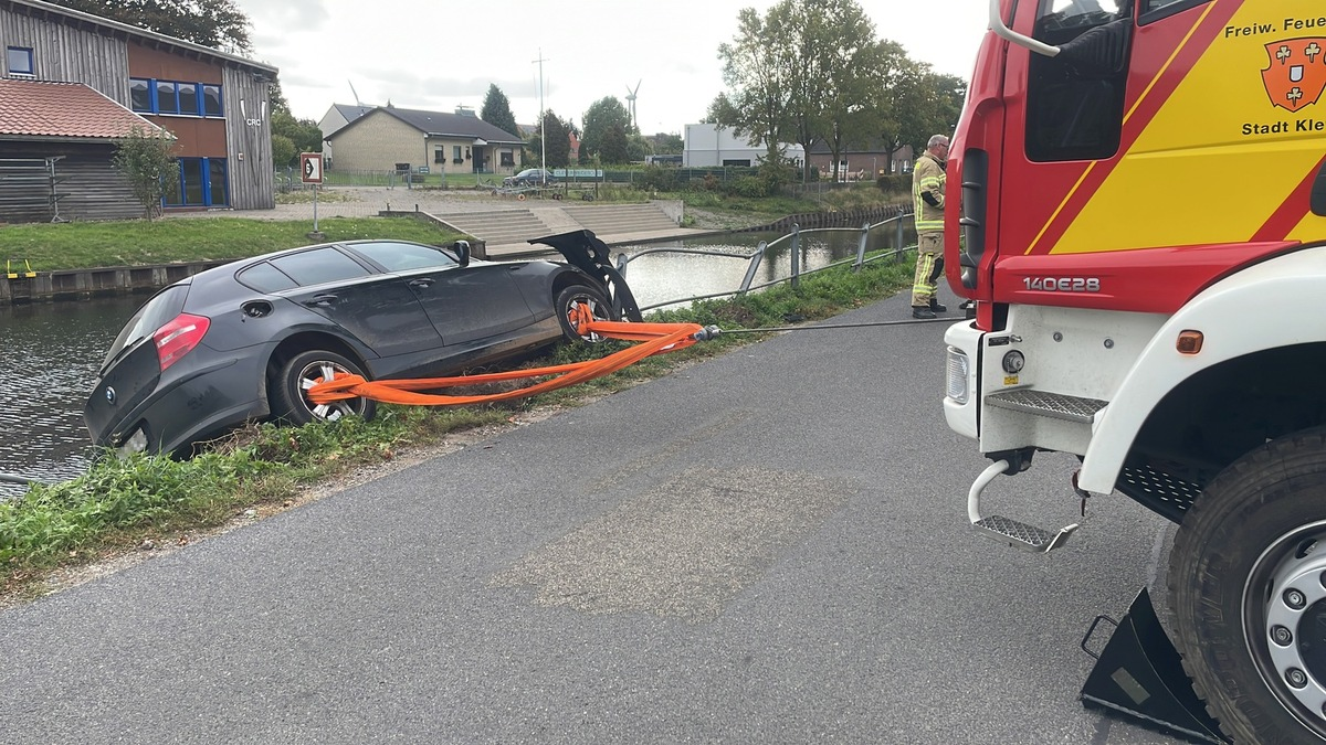 FW-KLE: Verkehrsunfall auf der Johanna-Sebus-Straße - Auto von Böschung geborgen - Foto: presseportal.de