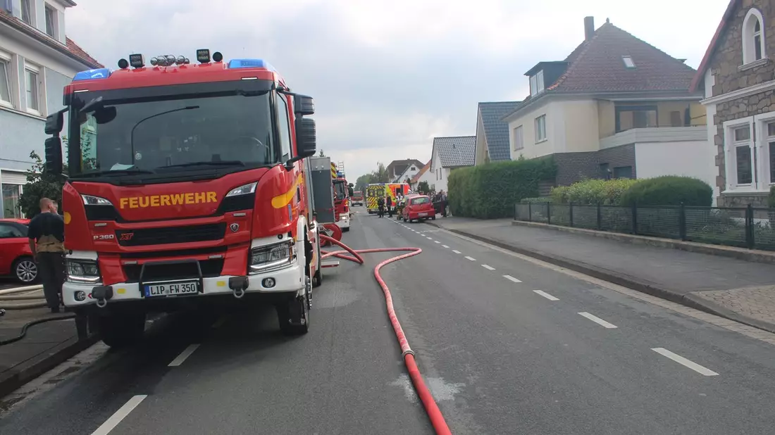 FF Bad Salzuflen: Drei Verletzte nach Wohnungsbrand in Schötmar / Feuerwehr rettet schwangere Frau über Steckleiter - Bild: presseportal.de