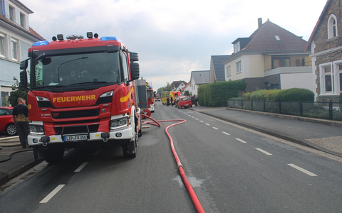 FF Bad Salzuflen: Drei Verletzte nach Wohnungsbrand in Schötmar / Feuerwehr rettet schwangere Frau über Steckleiter - Foto: presseportal.de