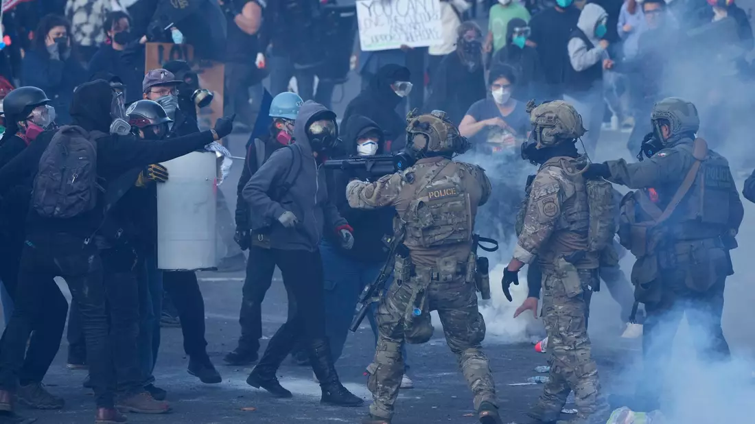 In Portland gibt es seit Längerem Proteste rund um eine ICE-Einrichtung - dabei wurde im Juni auch Tränengas gegen Demonstranten eingesetzt. (Archivbild) - Bild: Jenny Kane/AP/dpa