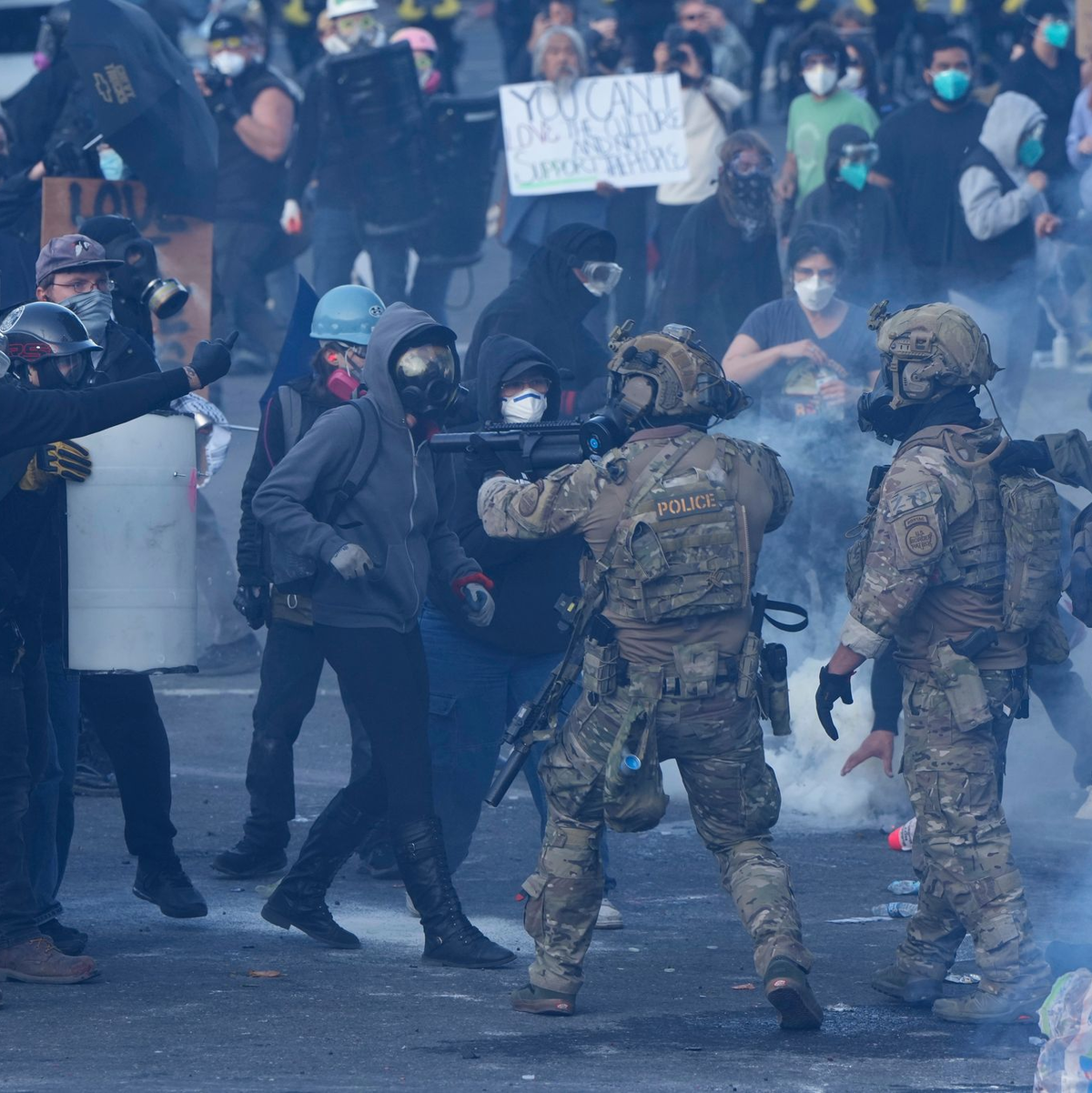 In Portland gibt es seit Längerem Proteste rund um eine ICE-Einrichtung - dabei wurde im Juni auch Tränengas gegen Demonstranten eingesetzt. (Archivbild) - Foto: Jenny Kane/AP/dpa