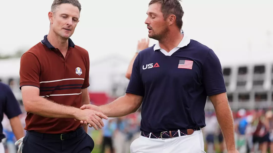 Zwischen Justin Rose (links) und Bryson DeChambeau wurde es vor dem abschließenden Handschlag emotional. - Bild: Lindsey Wasson/AP/dpa