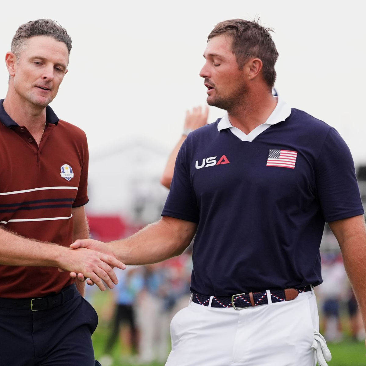 Zwischen Justin Rose (links) und Bryson DeChambeau wurde es vor dem abschließenden Handschlag emotional. - Foto: Lindsey Wasson/AP/dpa