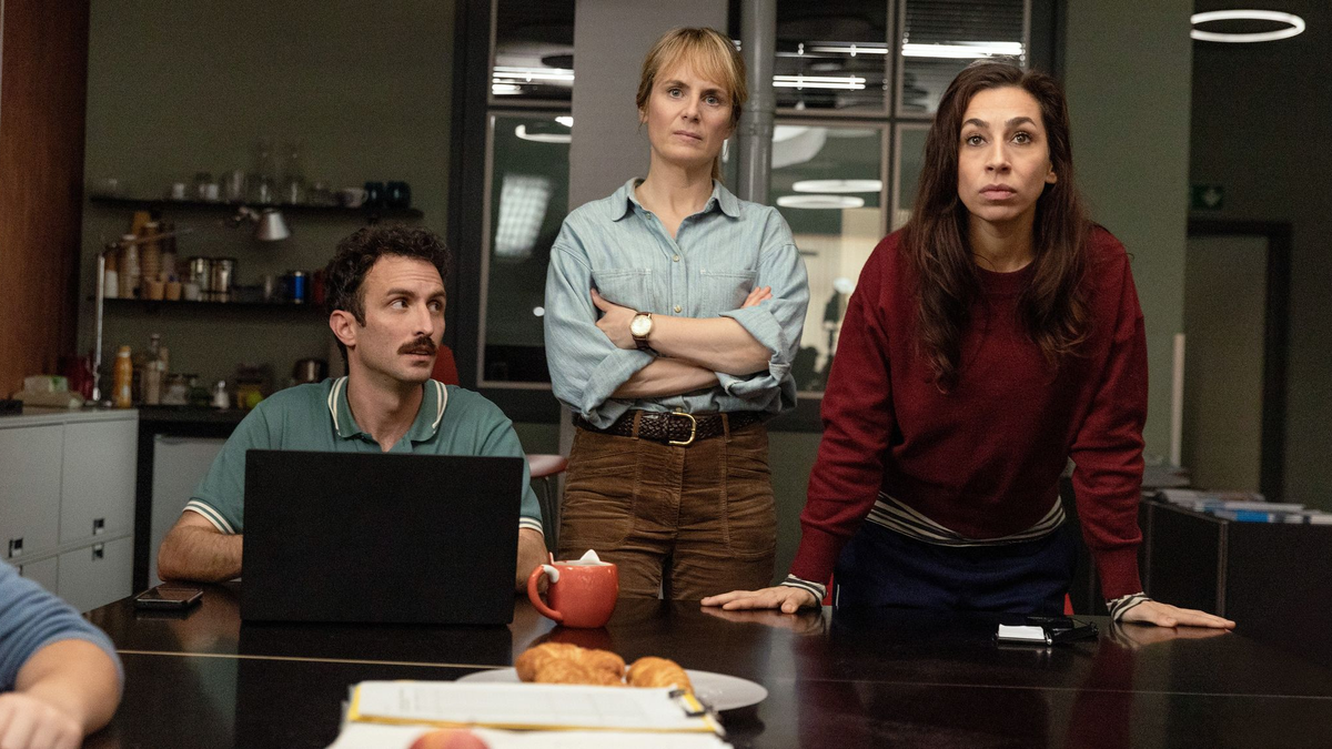 Außerordentliche Videokonferenz mit den Behörden: Das Team um Kommissarin Isabelle Grandjean (Anna Pieri Zuercher) im roten Pullover.  - Foto: Sava Hlavace/ARD Degeto/dpa