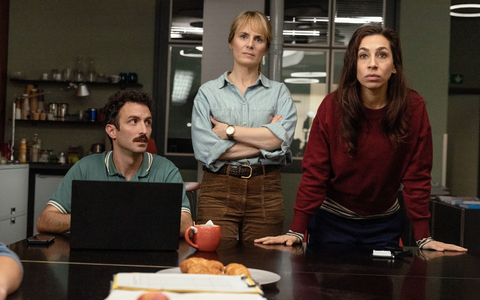 Außerordentliche Videokonferenz mit den Behörden: Das Team um Kommissarin Isabelle Grandjean (Anna Pieri Zuercher) im roten Pullover.  - Foto: Sava Hlavace/ARD Degeto/dpa