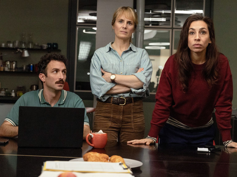 Außerordentliche Videokonferenz mit den Behörden: Das Team um Kommissarin Isabelle Grandjean (Anna Pieri Zuercher) im roten Pullover.  - Foto: Sava Hlavace/ARD Degeto/dpa