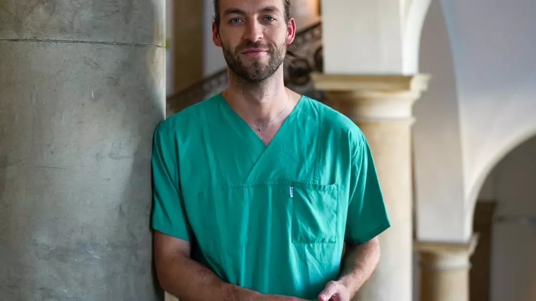 Der Arzt Jasper Iske will mit seinen Videos im Netz gegen Lügen angehen. - Bild: Soeren Stache/dpa