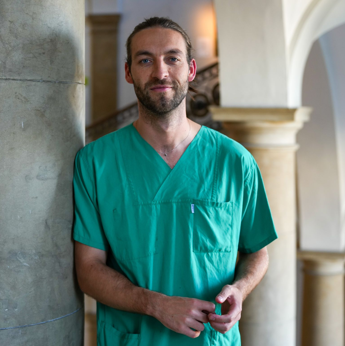 Der Arzt Jasper Iske will mit seinen Videos im Netz gegen Lügen angehen. - Foto: Soeren Stache/dpa