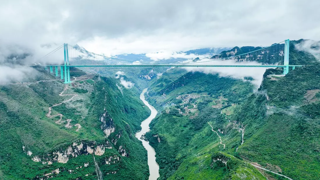 Die Huajiang Grand Canyon Bridge erreicht laut chinesischen Staatsmedien eine Höhe von bis zu 625 Metern. - Bild: Ou Dongqu/XinHua/dpa