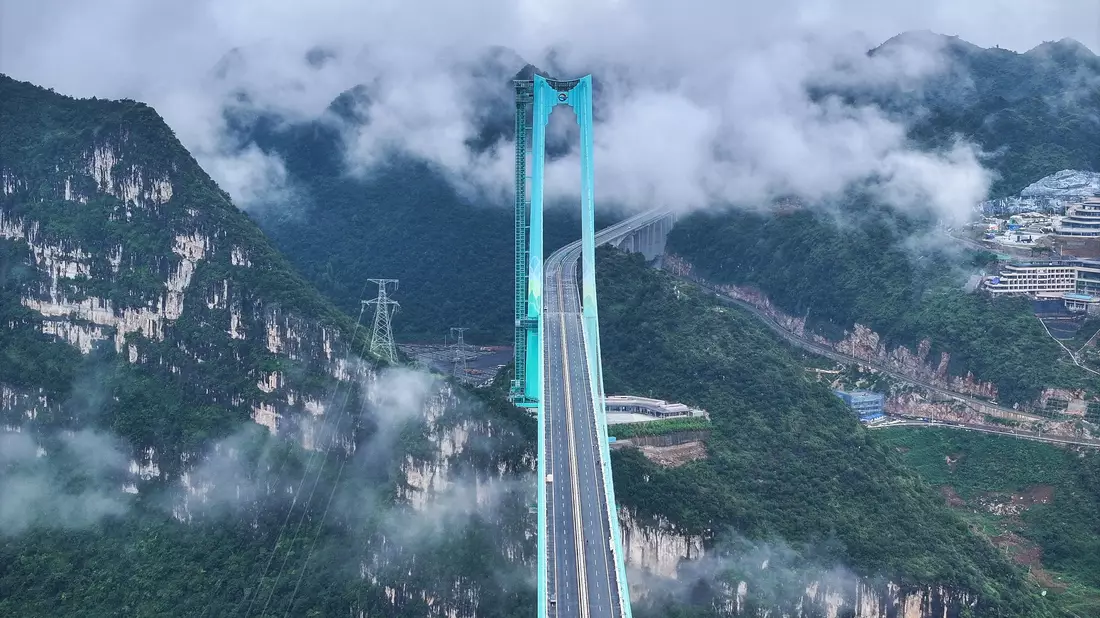 Die Huajiang Grand Canyon Bridge erreicht laut chinesischen Staatsmedien eine Höhe von bis zu 625 Metern. - Bild: Yang Wenbin/XinHua/dpa