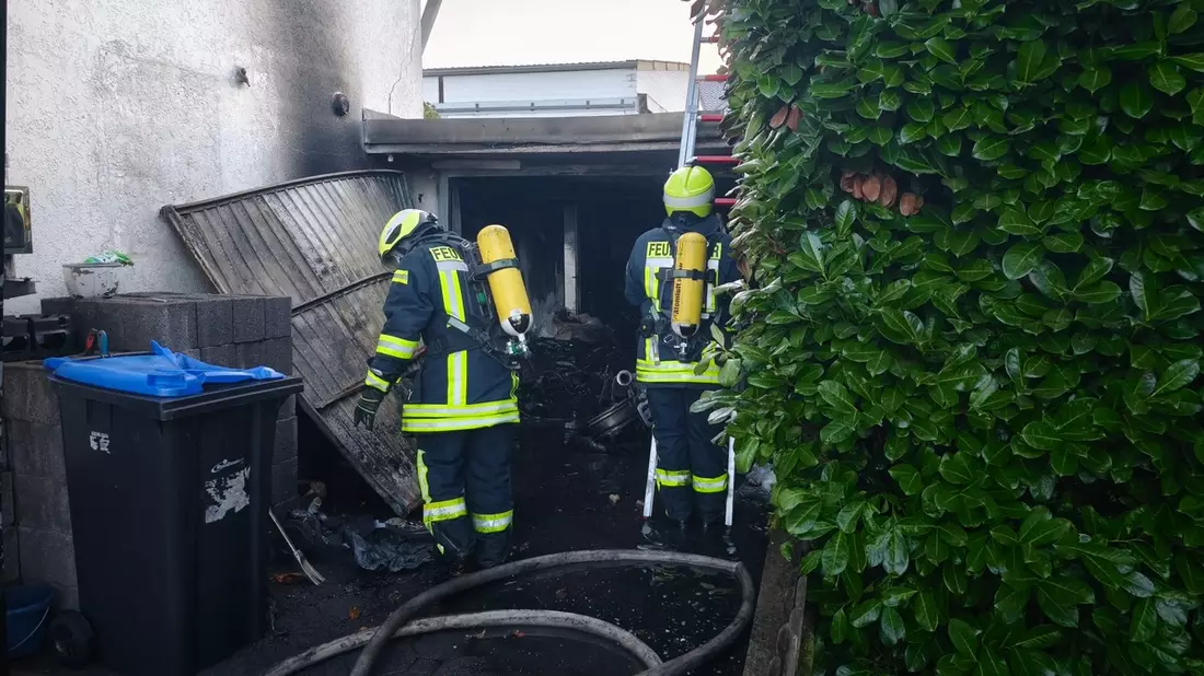 FW Heimbach: Garagenvollbrand im Stadtteil Vlatten - Gasflaschen geborgen - Bild: presseportal.de