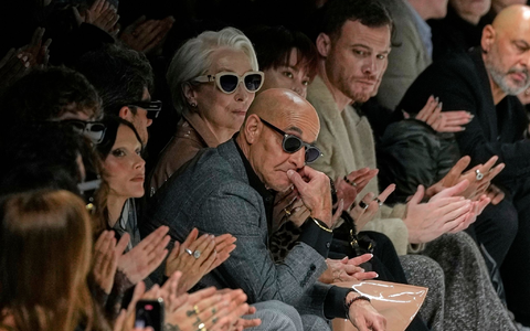 Meryl Streep in einem Vinylmantel. - Foto: Luca Bruno/AP/dpa