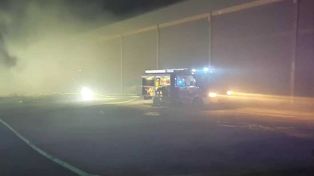 FW-RD: Heuballenbrand am späten Abend in Remmels (Kreis Rendsburg-Eckernförde) - Bild: presseportal.de