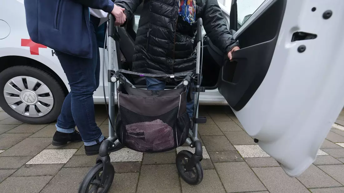 Die Einstufung in verschiedene Pflegegrade entscheidet über die Höhe der Unterstützung durch die Pflegeversicherung. (Symbolbild) - Bild: Michael Bahlo/dpa/dpa-tmn