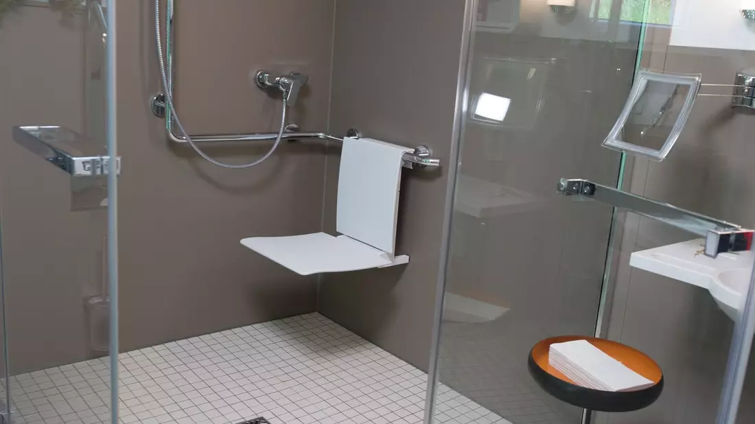 Bei Pflegegrad 1 gibt es finanzielle Unterstützung für Umbauten, etwa für eine barrierefreie Dusche. (Archivbild) - Bild: Wolfram Kastl/dpa/dpa-tmn