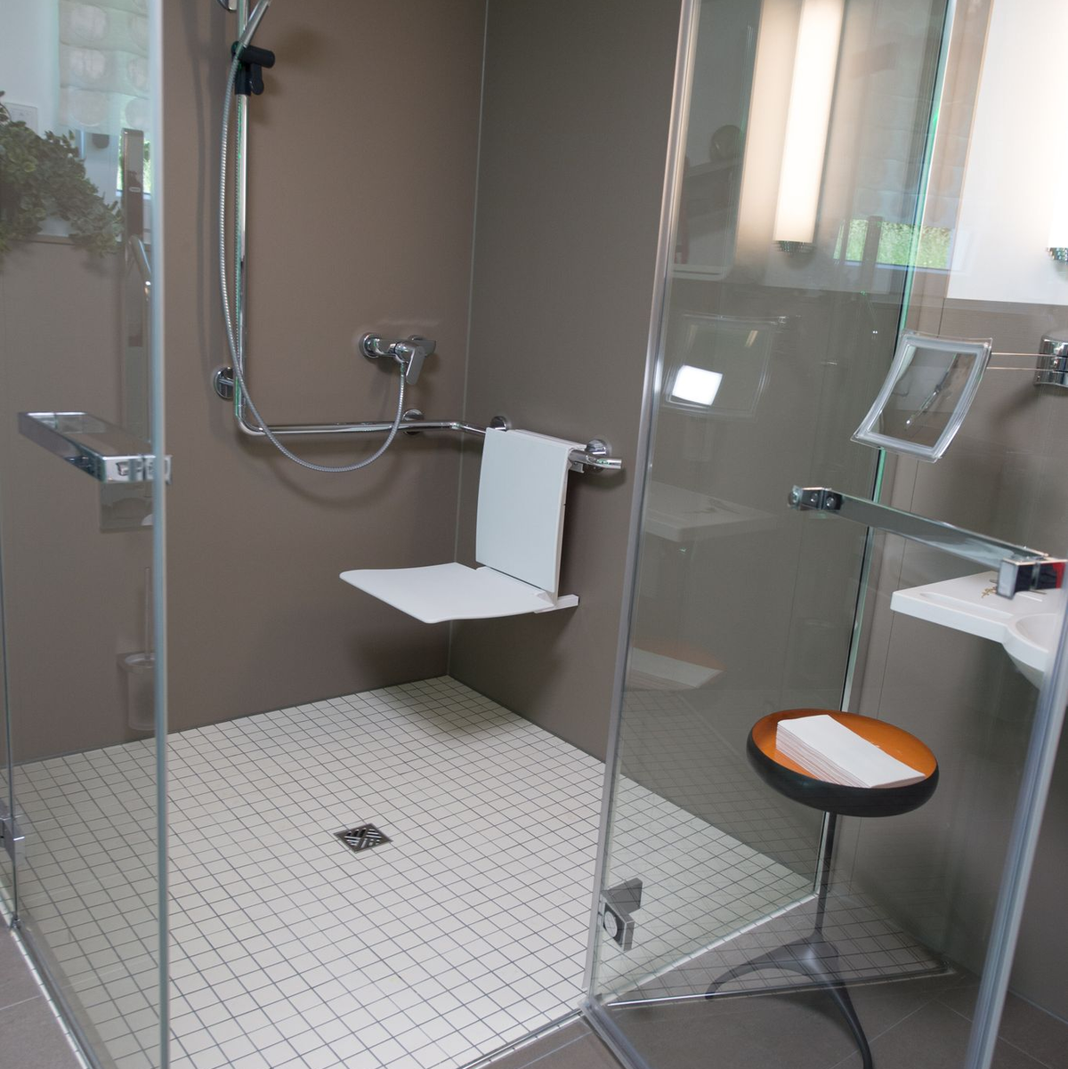 Bei Pflegegrad 1 gibt es finanzielle Unterstützung für Umbauten, etwa für eine barrierefreie Dusche. (Archivbild) - Foto: Wolfram Kastl/dpa/dpa-tmn