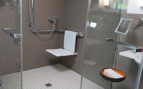 Bei Pflegegrad 1 gibt es finanzielle Unterstützung für Umbauten, etwa für eine barrierefreie Dusche.  - Foto: Wolfram Kastl/dpa/dpa-tmn