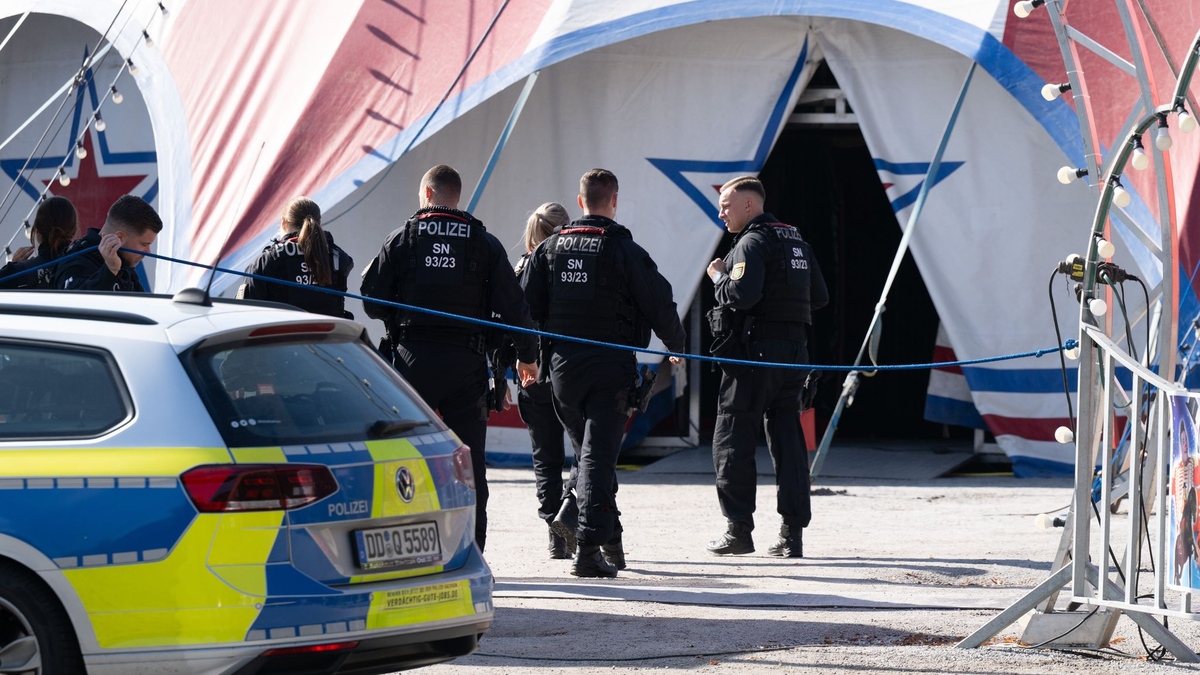 Ein handgeschriebener Zettel an der Kasse informiert die Zirkusbesucher über die Schließung wegen eines Trauerfalls.  - Foto: Sebastian Kahnert/dpa