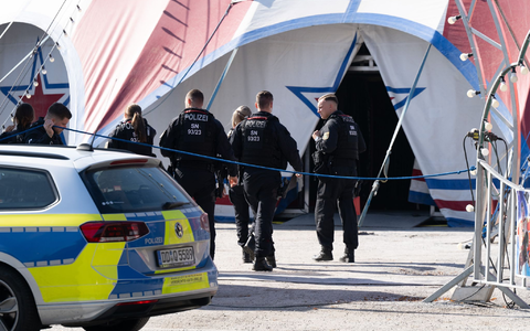Ein handgeschriebener Zettel an der Kasse informiert die Zirkusbesucher über die Schließung wegen eines Trauerfalls.  - Foto: Sebastian Kahnert/dpa